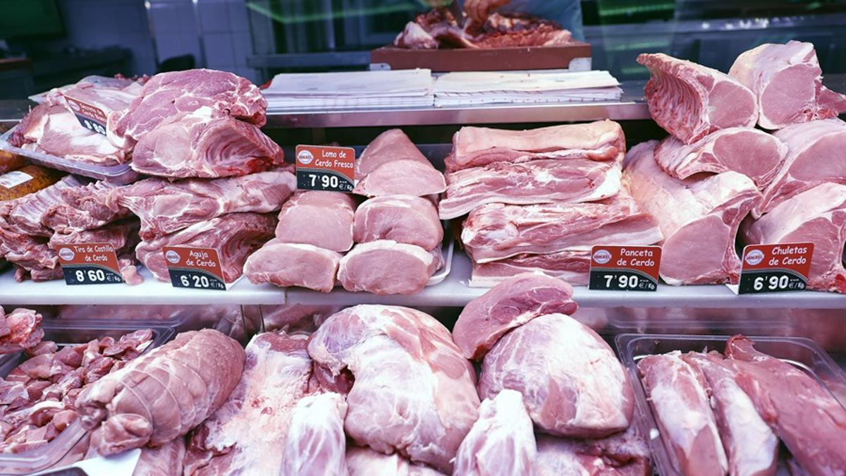 Mostrador de carne en una parada de un mercado municipal.