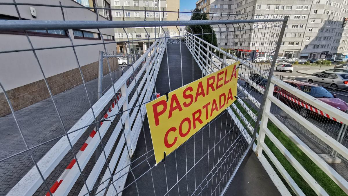 Una señal impide el paso por la pasarela peatonal en obras para su demolición, hoy en A Coruña.