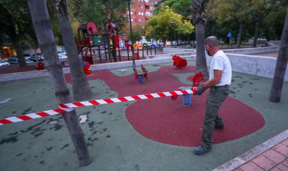 València ya precinta los juegos infantiles de sus parques