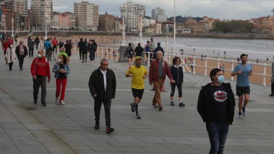 Así estaba esta mañana el paseo de El Muro de Gijón