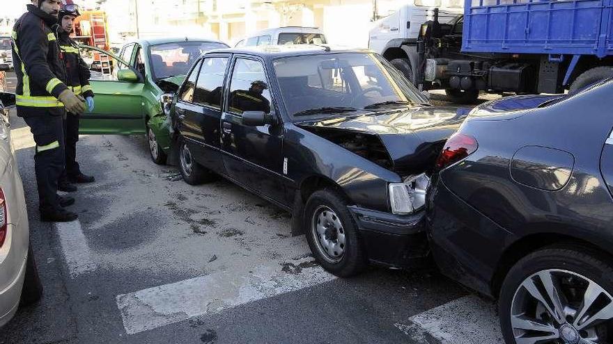 Colisión de tres vehículos en una carretera de Lalín.