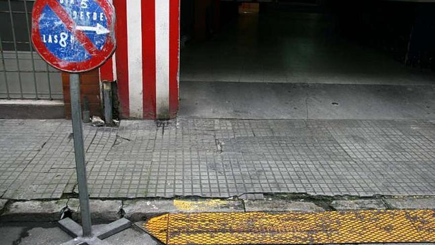 Acera en mal estado, situada delante del vado del garaje de un edificio. / raquel pedreira