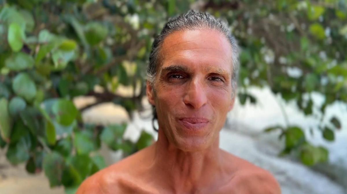 Toni Elías en el clip de 'Supervivientes' on confessa que troba a faltar de la seva vida fora del concurs