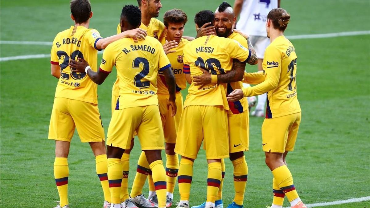 Los jugadores del Barça celebran el gol de Arturo Vidal ante el Valladolid