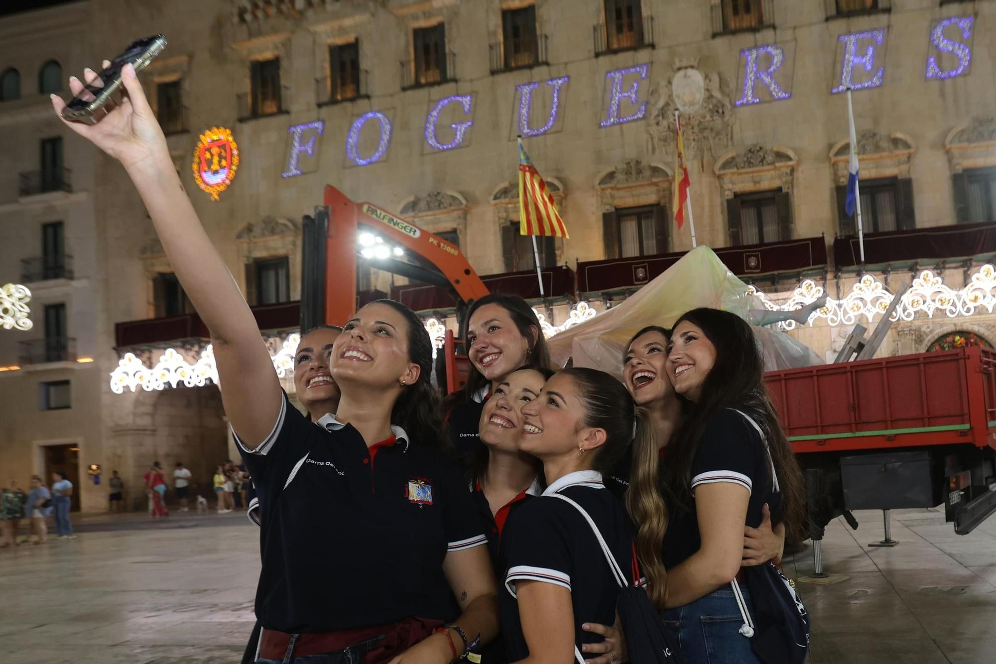 Las primeras piezas de la Hoguera Oficial 2025 llegan a la plaza del Ayuntamiento