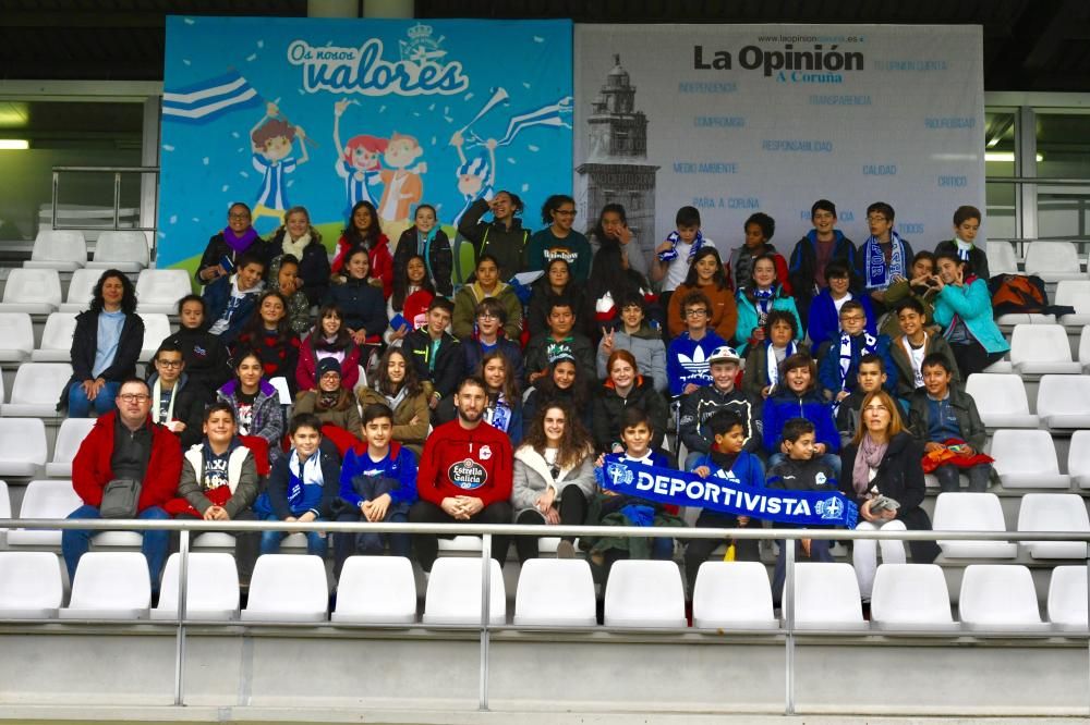 Alumnos del centro escolar visitan el estadio de Riazor y conocen a los jugadores del Deportivo en la segunda edición del programa de LA OPINIÓN que fomenta los valores deportivistas.