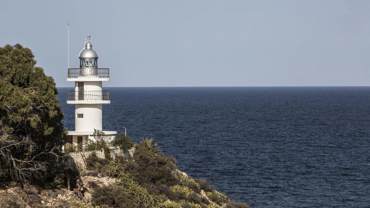 Imagen del faro del Cabo de las Huertas, que acogerá un restaurante en parte de sus instalaciones.