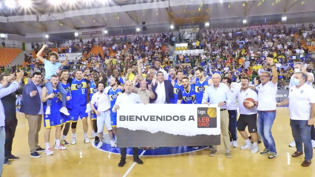 La plantilla del Club Ourense Baloncesto, celebrando el regreso a la LEB Oro ante cuatro mil aficionados en el Paco Paz. |  // FERNANDO CASANOVA