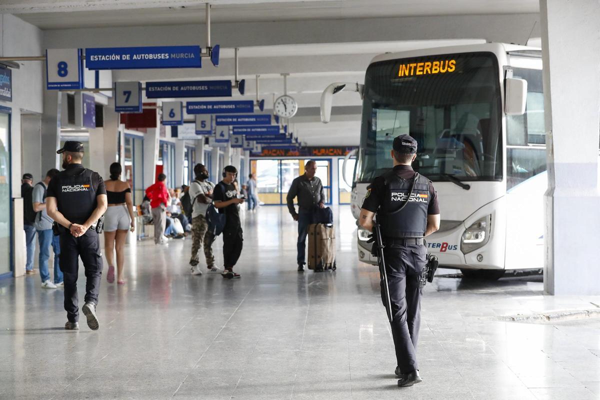 Agentes de la Policía Nacional, este martes por la tarde en la estación de autobuses de Murcia.