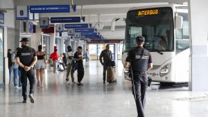 Agentes de la Policía Nacional, este martes por la tarde en la estación de autobuses de Murcia.