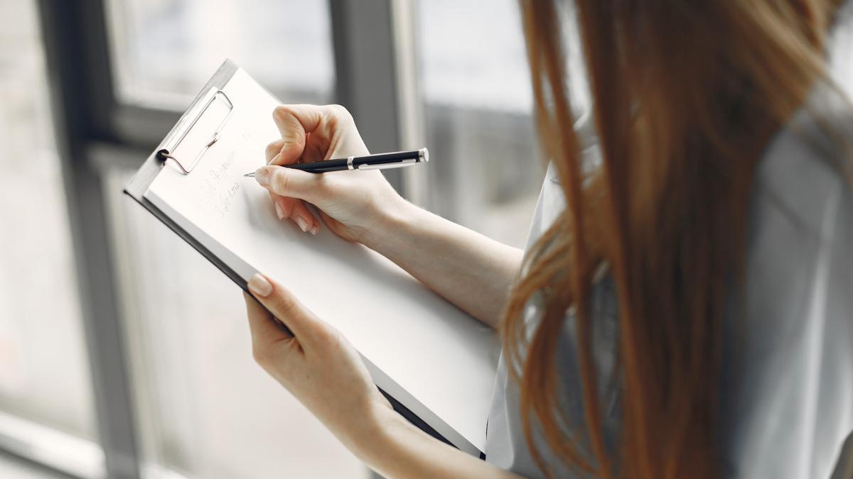 Una mujer responde una encuesta