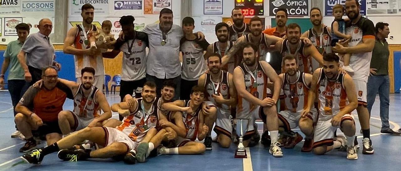El Codimar Basket Genil celebra la victoria en la final provincial sénior.