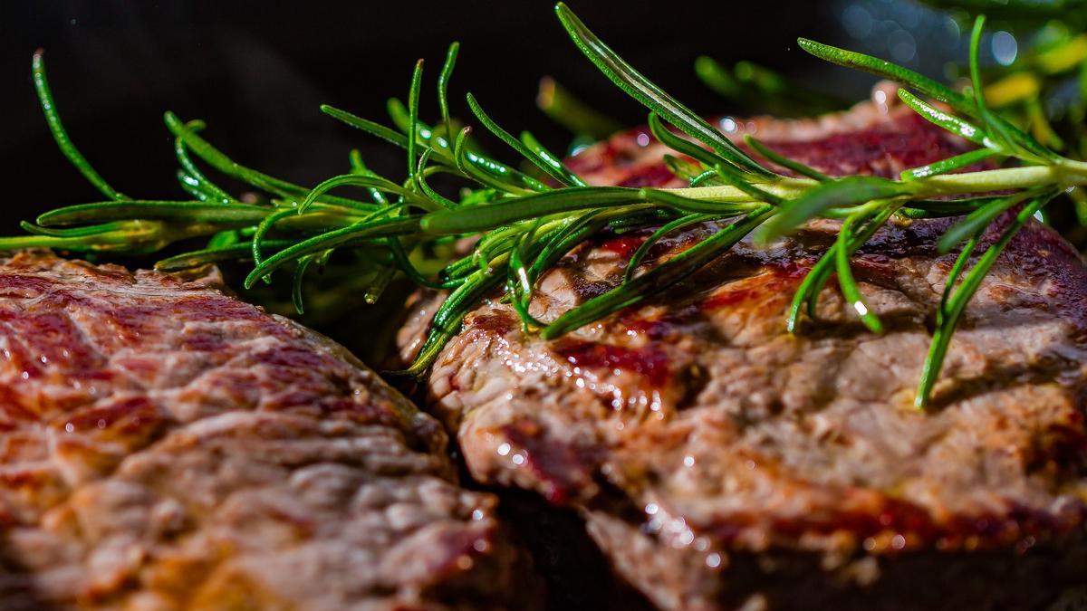Los errores que hay que evitar al cocinar una carne para que quede perfecta