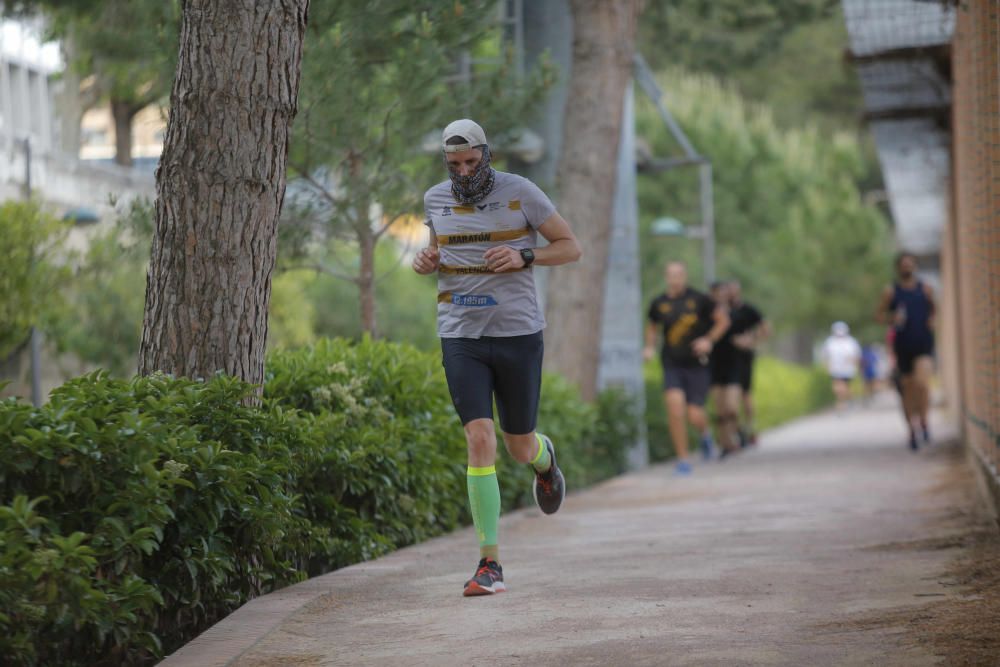 Deportistas en el Paseo Marítimo y en el Jardín del Turia de València