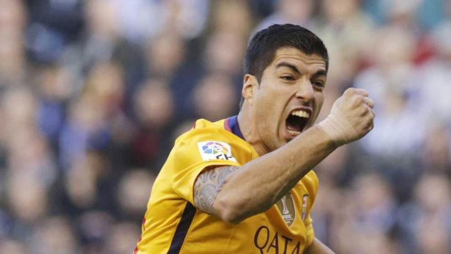 Luis Suárez celebra uno de sus cuatro goles en la visita del Barcelona al Deportivo de La Coruña.