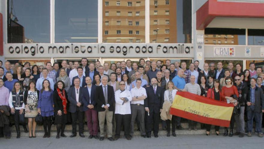 Estudiantes, profesores y hermanos maristas se dieron cita en la puerta del colegio para una foto de familia 25 años después de su paso por el centro.