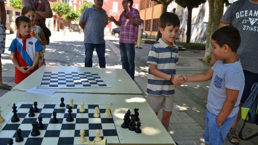 Dos finalistas se estrechan la mano tras el jaque mate.