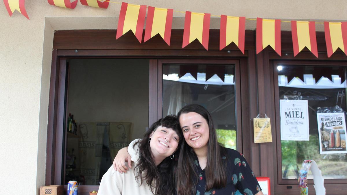 Anaís y Alba en le chiringuito de San Miguel de Lomba