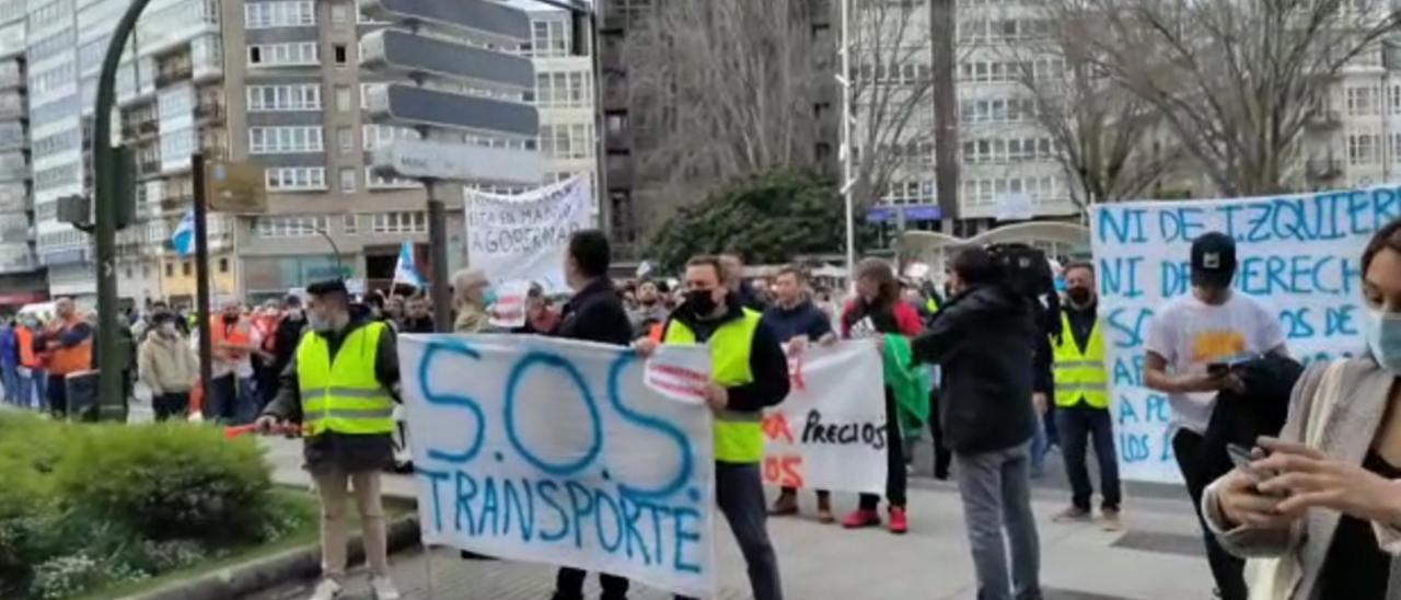 "SOS transporte", clamor en la manifestación de más de 200 transportistas en A Coruña