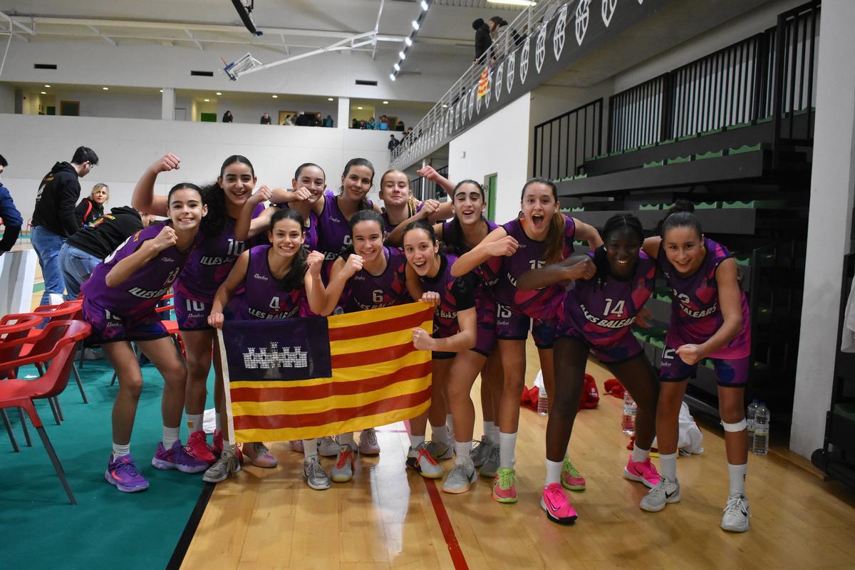 El cuadro infantil femenino celebra el pase con la bandera de Baleares.
