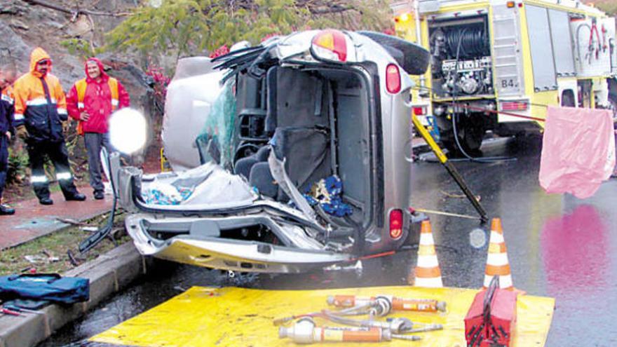 Una conductora, herida tras despeñarse con su vehículo