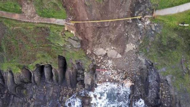 los efectos del argayo del domingo, vistos desde el aire. Así quedó la senda de El Tranqueru, en Perlora, a causa del desprendimiento del pasado domingo. En la imagen se aprecian tanto la destrucción de un tramo del paseo peatonal como la rotura de algunas canalizaciones que pasan por la zona del acantilado.