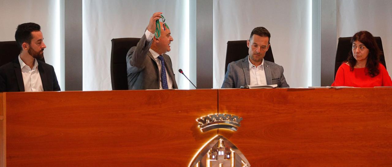 El presidente del Consell, Vicent Marí, muestra a la bancada de la oposición las llaves del centro de baja exigencia de sa Joveria. | TONI ESCOBAR