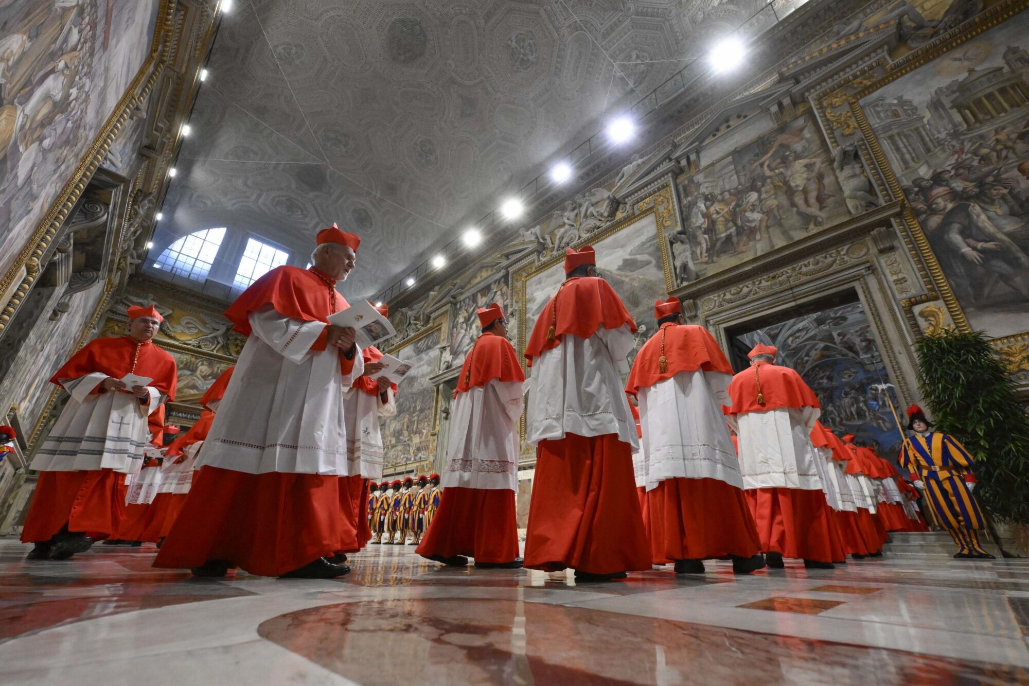 Cardenales se reúnen antes del inicio del cónclave para elegir a un nuevo Papa en la capilla Sixtina en la Ciudad del Vaticano, 07 de mayo de 2025. (Papa) EFE/EPA/VATICAN MEDIA HANDOUT USO EDITORIAL EXCLUSIVO/NO VENTAS ```. HANDOUT EDITORIAL USE ONLY/NO SALES