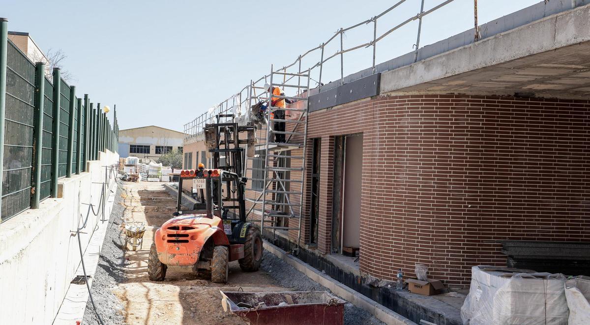 Trabajos este martes en el nuevo centro del Virgen de la Luz en Elche.