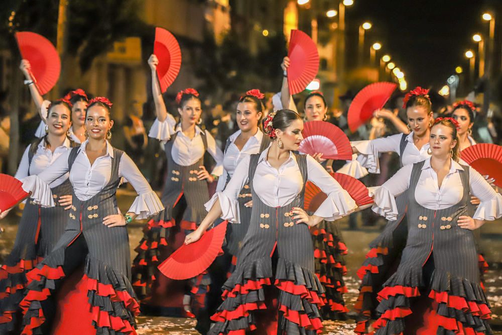 La Entrada Cristiana culmina una espectacular trilogía festera en Almoradí