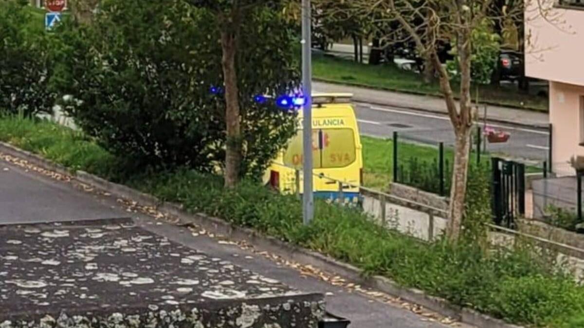 La ambulancia de Urxencias Sanitarias este martes en la urbanización del Avio, en Vista Alegre