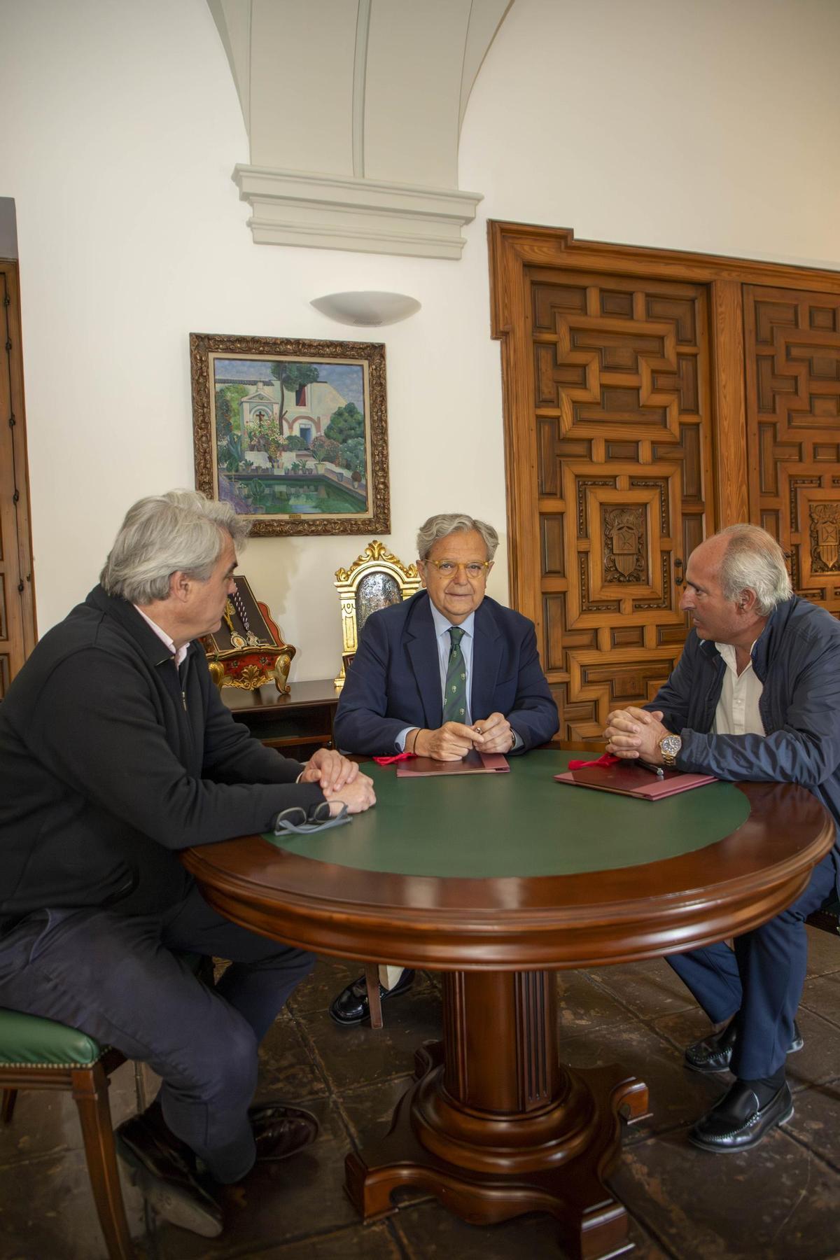 La Diputación de Córdoba firma el contrato para la renovación de la red de abastecimiento de agua de la zona oriental de la provincia.