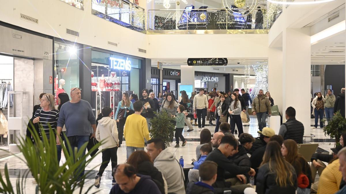 Compras en el centro comercial Salera, en imagen de archivo.