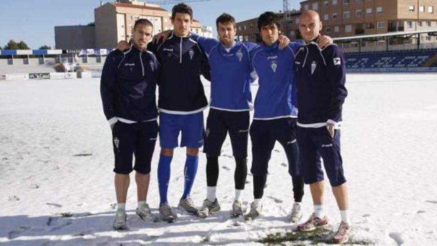 Rojas, Fran Miranda, Dorronsoro, César Remón y Miki, ayer, sobre el nevado césped del campo de El Collao.