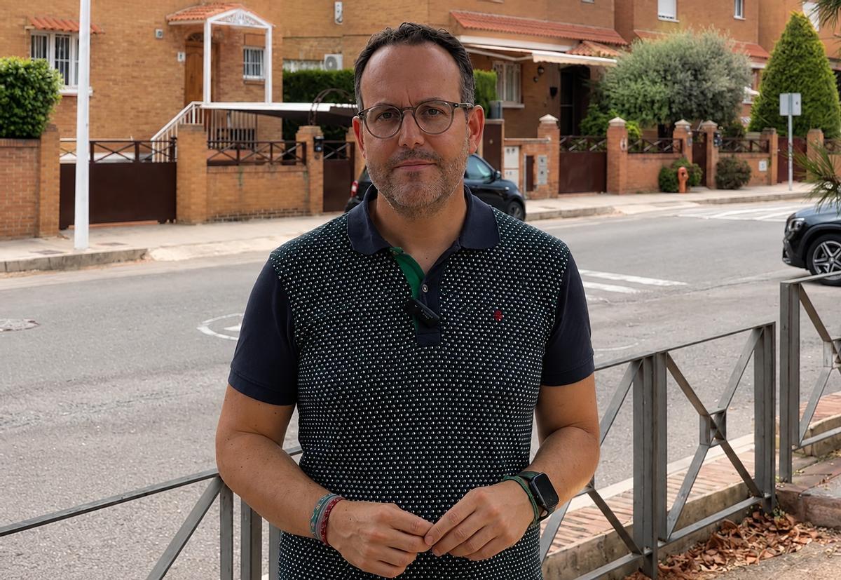 El portavoz del PSOE de Elche, Héctor Díez, en la urbanización Bonavista-Montesol