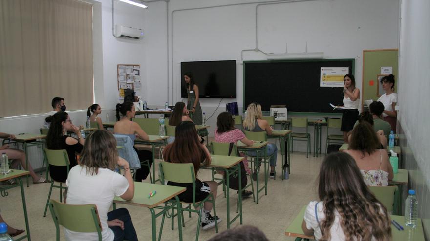 Más de 1.100 opositores se examinan en cuatro institutos de Lorca