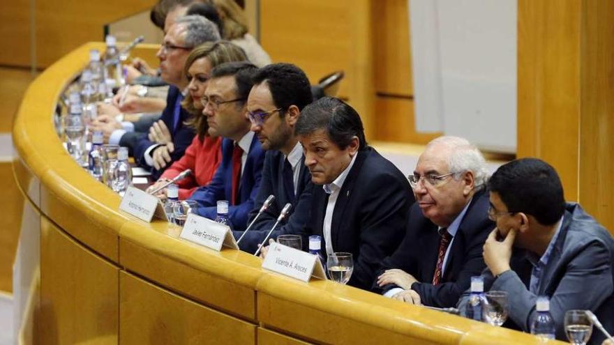 Fernández, tercero por la derecha, entre los portavoces en el Congreso, Antonio Hernando, y en el Senado, Vicente Álvarez Areces. // Efe