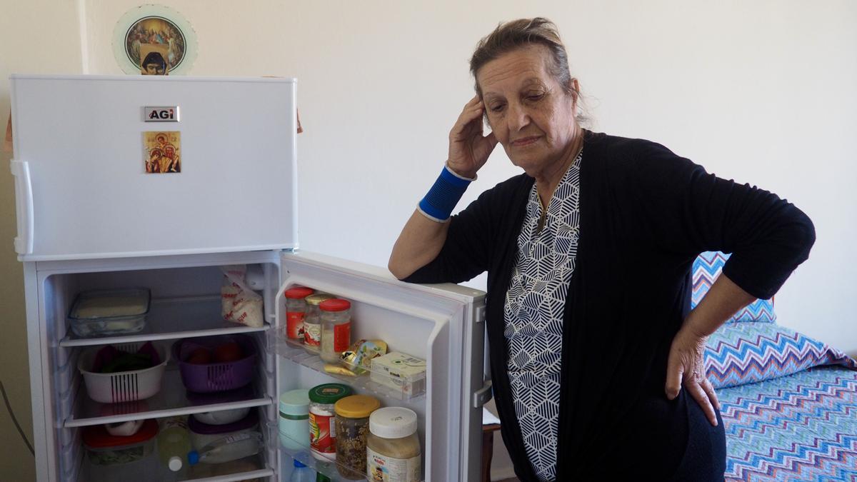 Internacional  vivir en el Libano sin luz Umm Rafi, libanesa armenia de 77 años, posa junto a su nevera que usa como alacena por la falta de electricidad.  FOTO: ANDREA LOPEZ-TOMAS