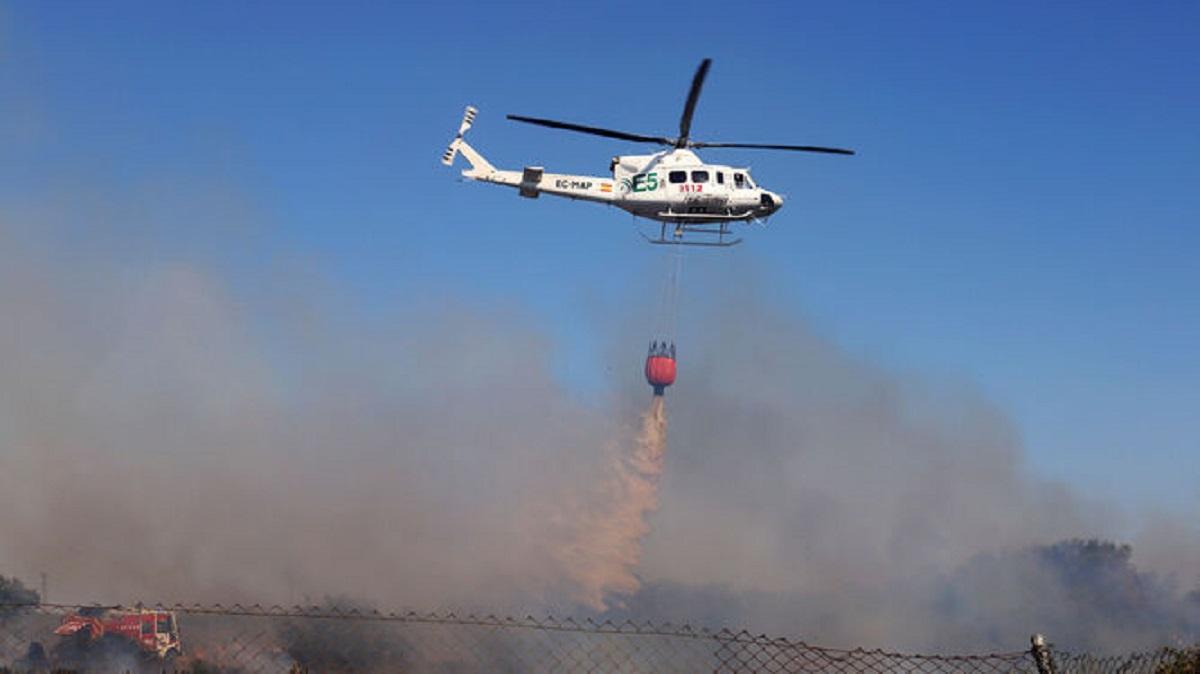 Un helicóptero del Plan Infoca en labores de extinción de un incendio en Córdoba.