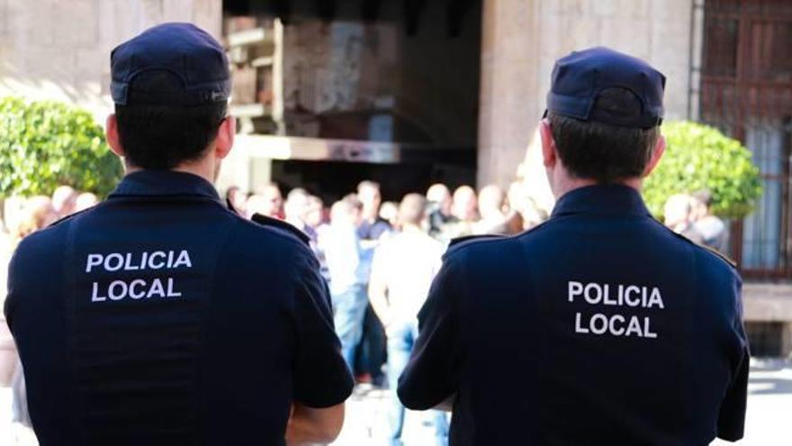 Agentes de la Policía Local de Orihuela durante un servicio.