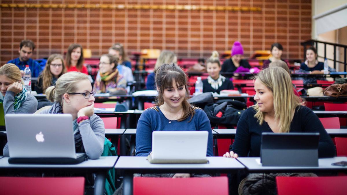 Alumnas en un aula de la Universitat de València.