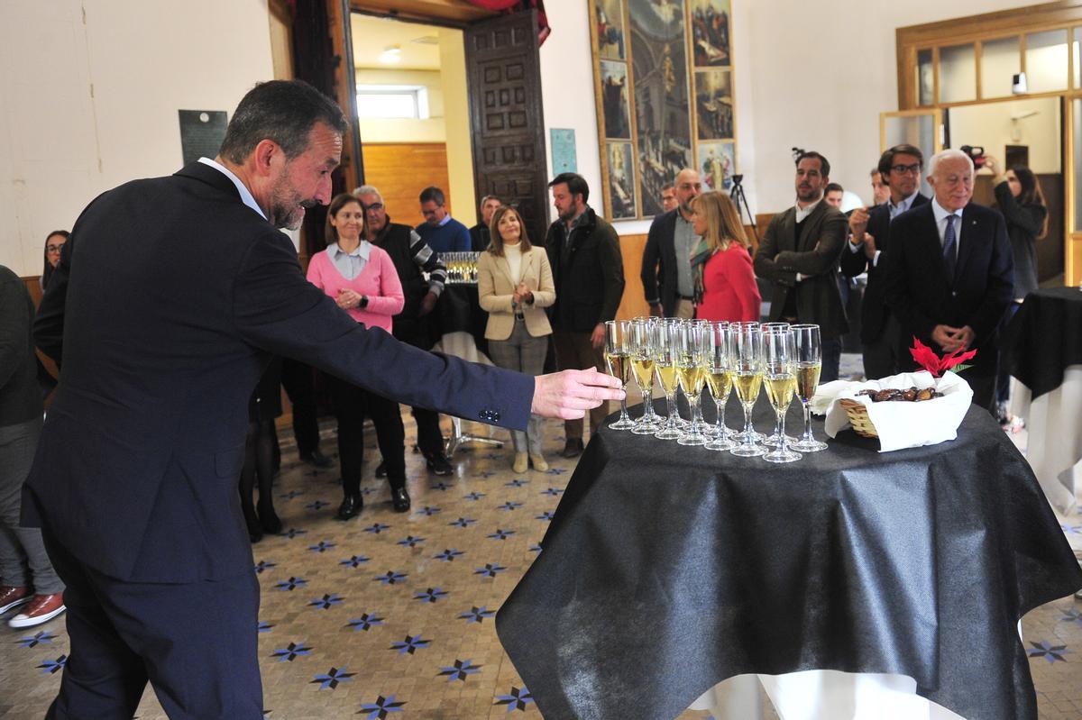 El alcalde coge una copa para brindar con los periodistas este pasado viernes