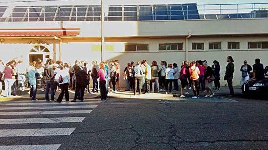 Estado del firme que presenta la calle de las piscinas municipales, donde se va a intervenir.