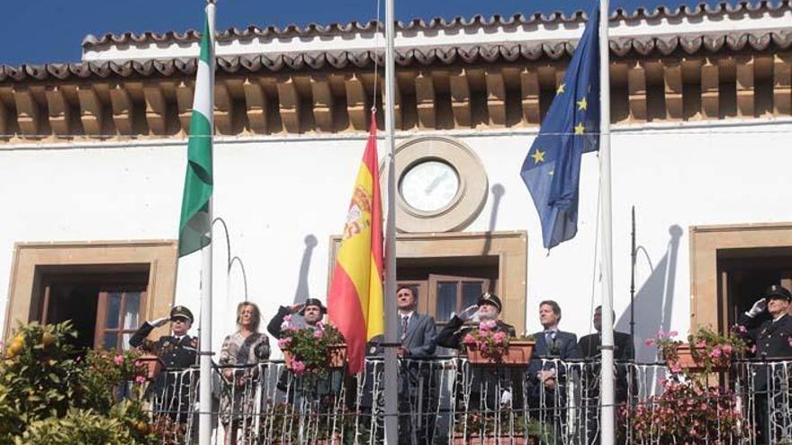 Concejales de Marbella izan las banderas del Consistorio.