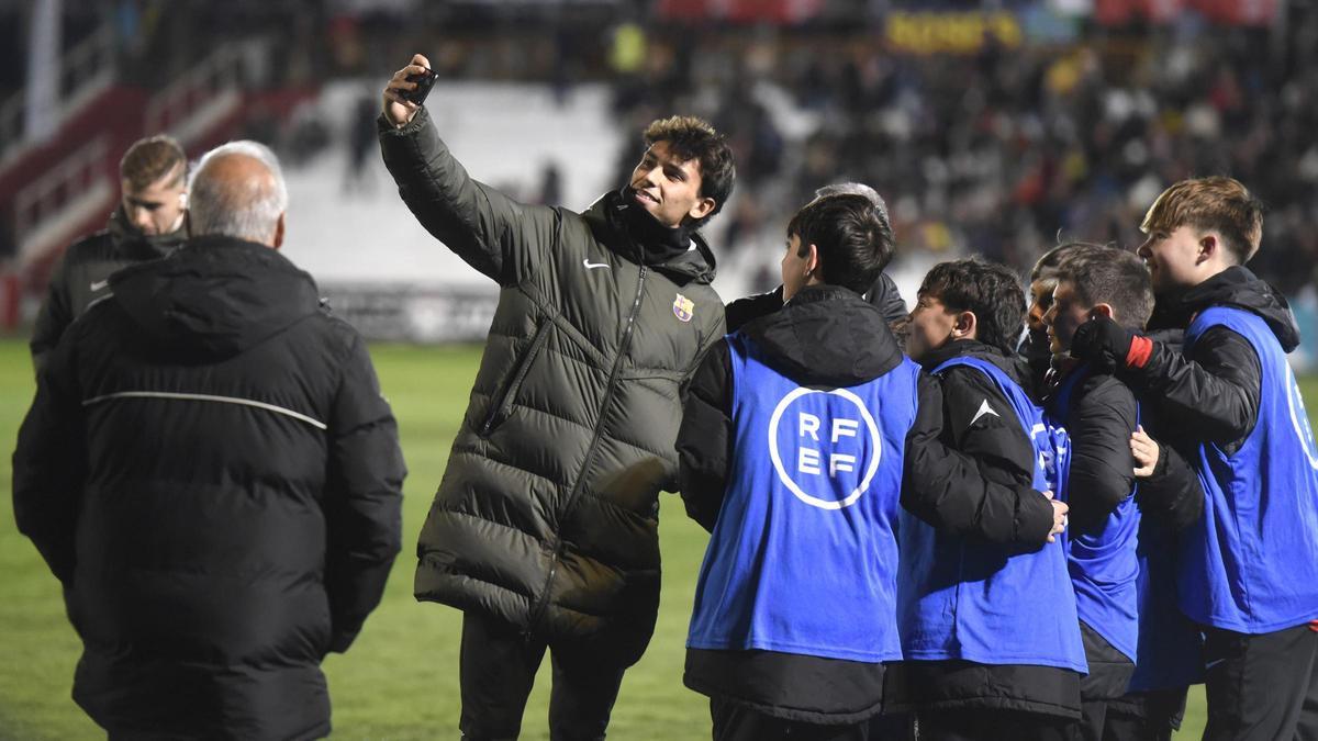 João Félix se hace una fotografía con niños recogepelotas en el Barbastro-Barça de la Copa del Rey