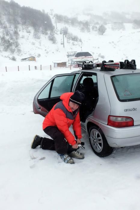 Primer día de esquí en la estación de Fuentes de Invierno