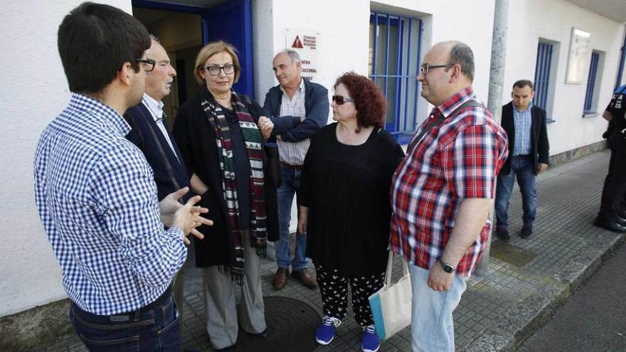 La alcaldesa de Avilés, tercera por la izquierda, ayer, con algunos vecinos de Llaranes, frente al centro social.