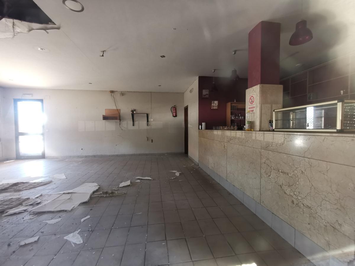 El interior del bajo en el que estaba la antigua cafetería de la Casa do Mar, donde se emplazará el puesto de la Guardia Civil.