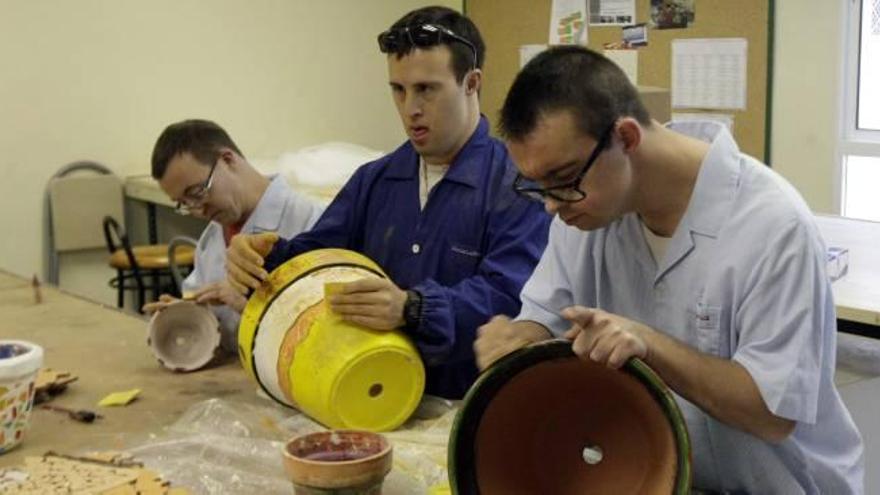 Los chicos realizan diariamente actividades artísticas en los talleres del centro ocupacional.