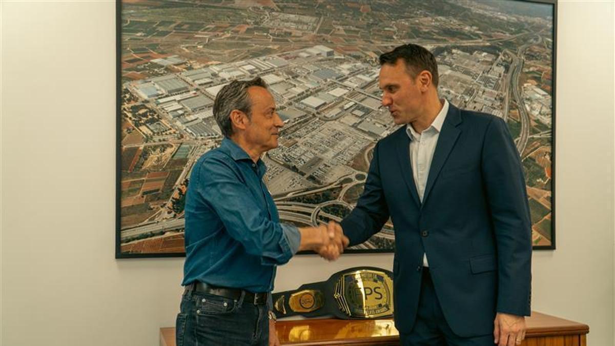 El presidente de Ford Europa, Jim Baumbick, saluda al secretario general de UGT-Ford, Carlos Faubel, durante la visita del directivo a la planta de Almussafes esta semana.
